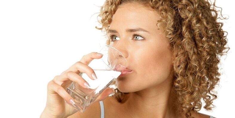 На питьевой диете необходимо употреблять 1,5 литра очищенной воды, помимо иной жидкости